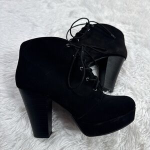 Elegant Black Lace-Up Platform Boots